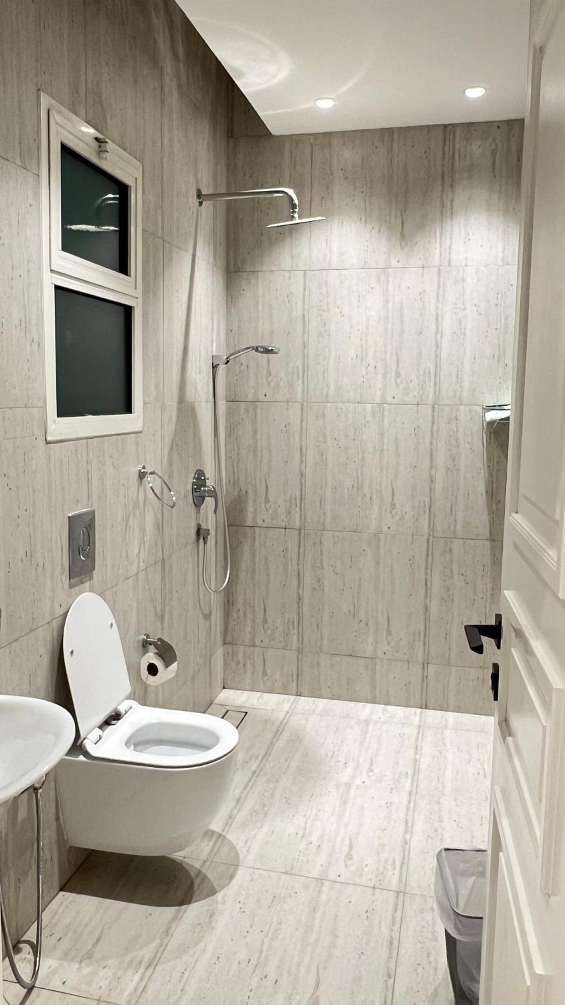 Apartment فاخرة بصالة وثلاث غرف نوم