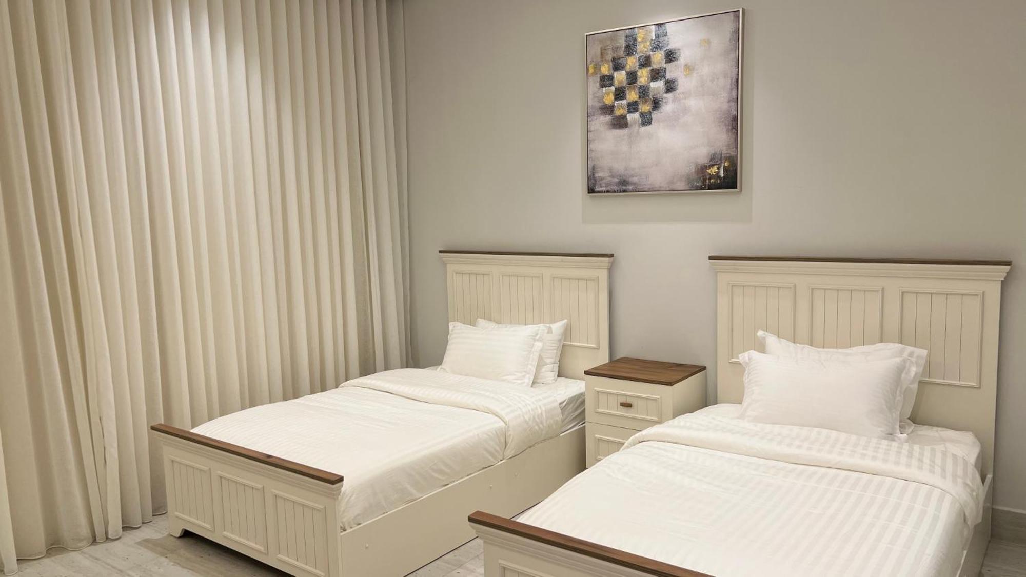 Apartment فاخرة بصالة وثلاث غرف نوم *